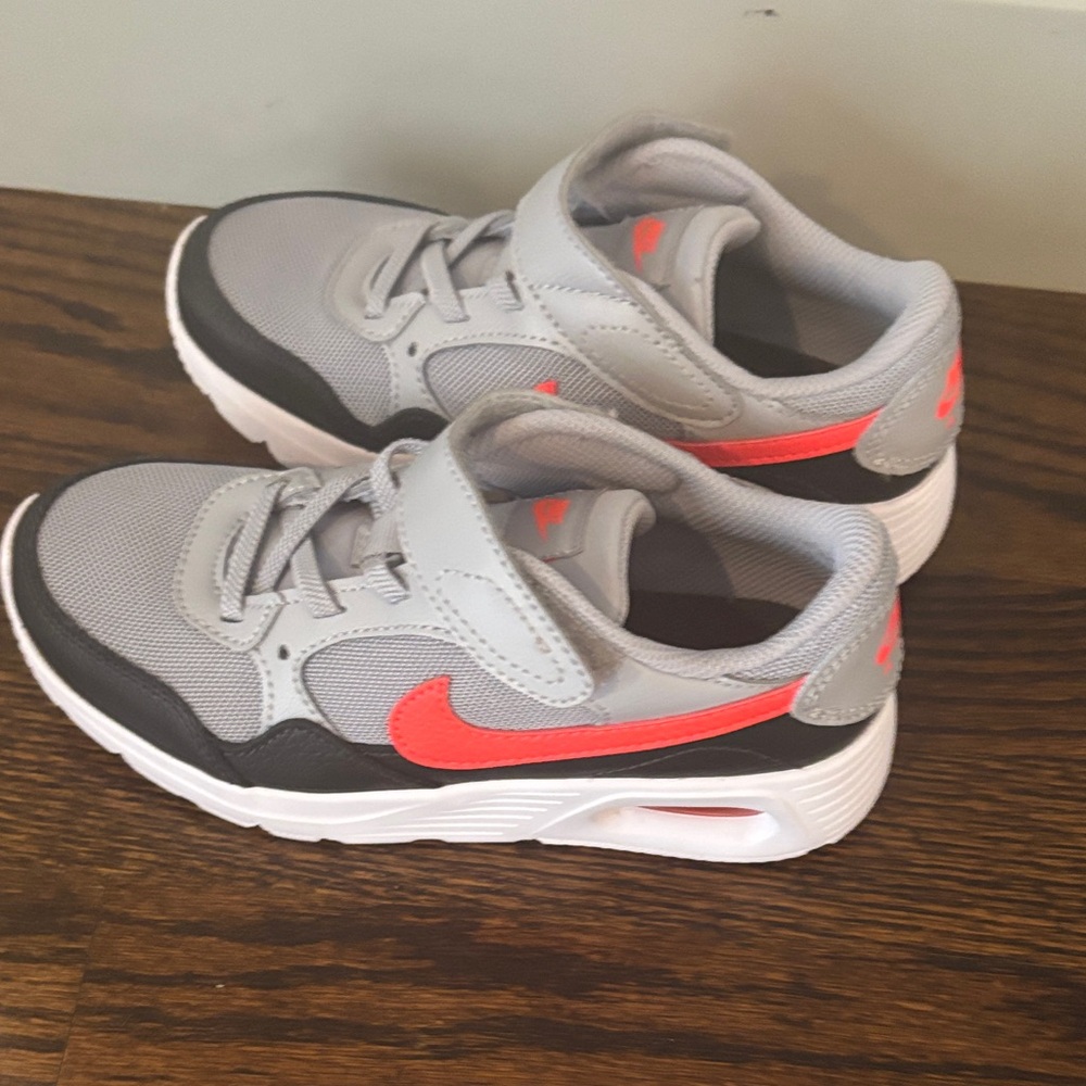 Nike Kids Sneakers in Gray and Red